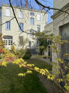 La Maison de Saumur aperçue depuis son jardin
